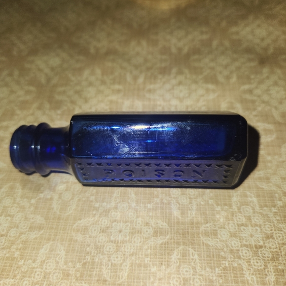 Vtg Collectible Canadian Empty Cobalt Blue Glass Poison Not to be Taken Bottle - Picture 2 of 5